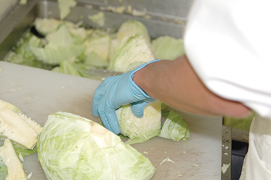 キャベツの芯取りは手作業