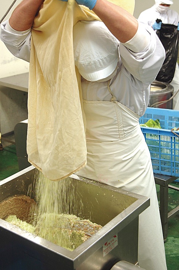 ミキサーにキャベツを投入します。