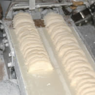 1パックずつ手作業で打ち粉をふりながら パックに詰めていきます。