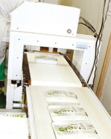 異物の混入防止のため、金属探知機を導入しています。